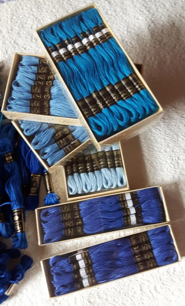Stickgarn, über 200 Docken und Buch: Stickmotive aus alten Mustertüchern,