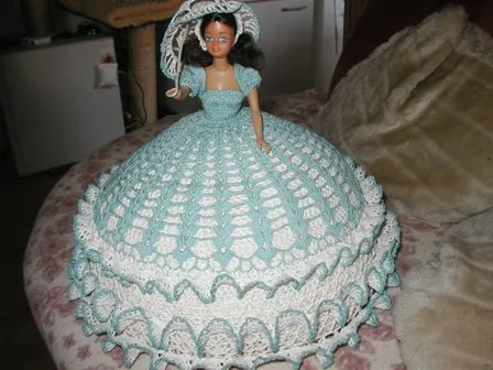 Barbie mit gehäkeltem Kleid