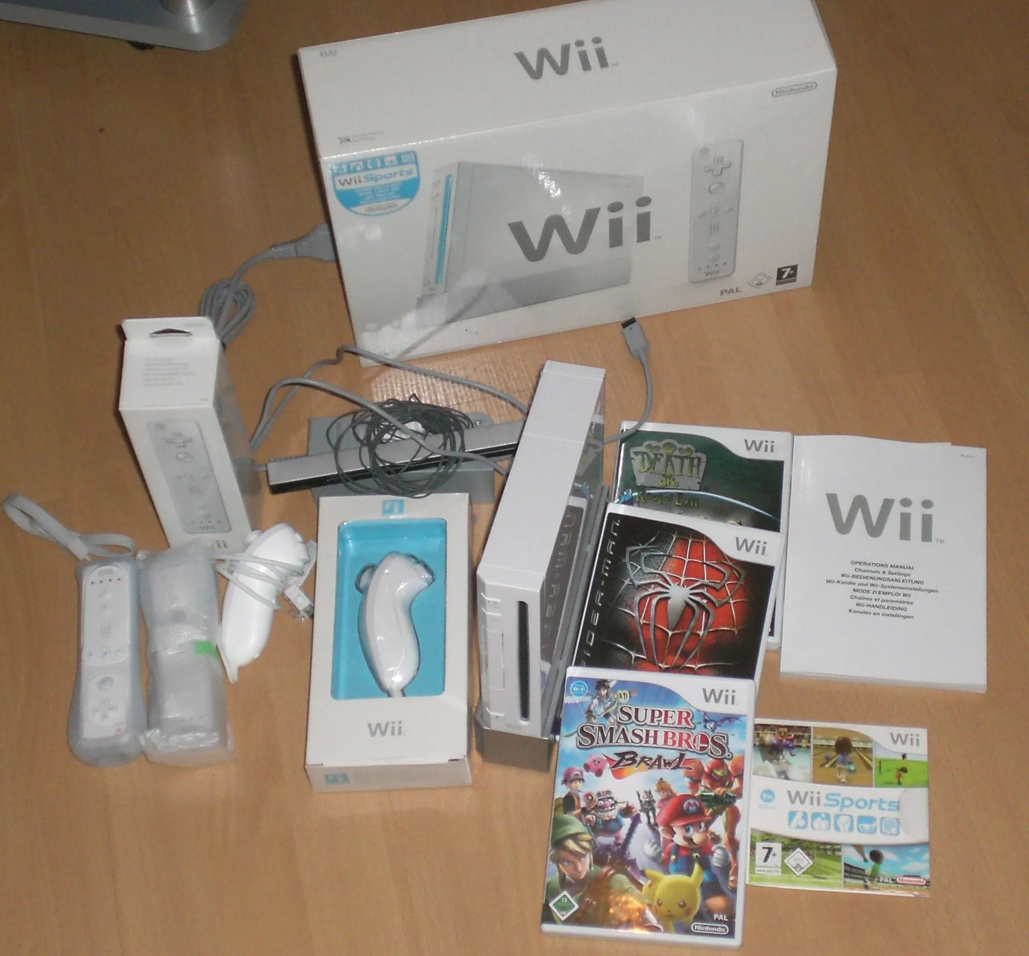 Nintendo Wii, inkl. 2 Nunchuk  2 Remote Kontroller,4 Spiele  u.a. Super Smash Br