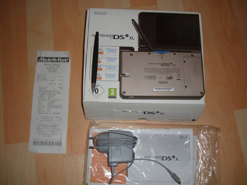 Nintendo DSi XL in der Farbe braun aus Mai 2010