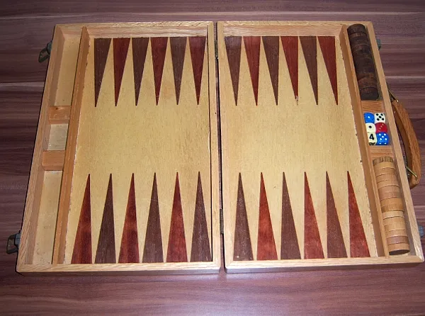 Antikes Backgammon, komplett mit Holzkoffer