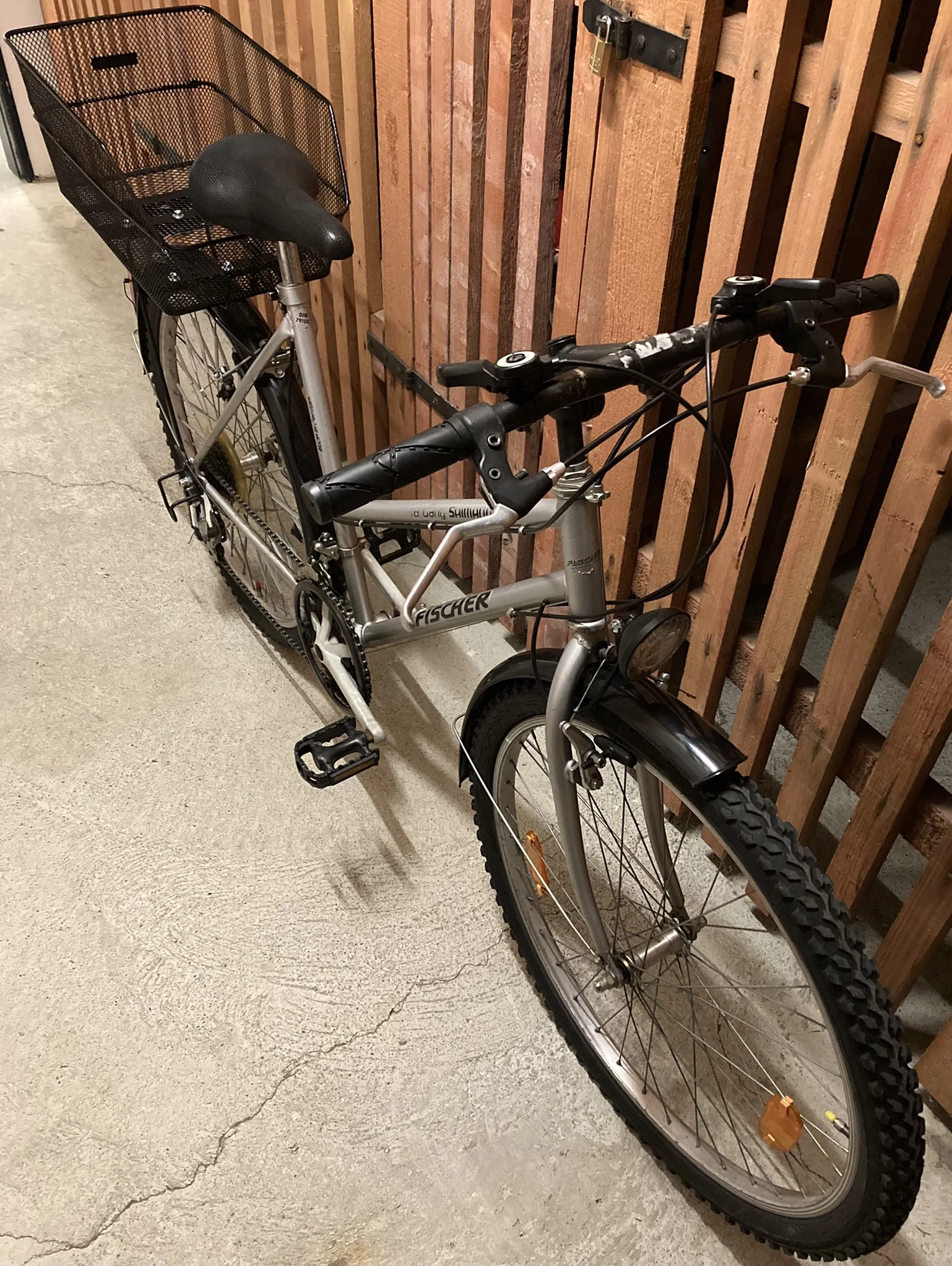 Fahrrad Stadtfahrrad Damenfahrrad MTB Fischer, Räder 26 Zoll, Rahmenhöhe 49½ cm, 18 Gänge, Beleuchtung, Schutzbleche, Korb, Klingel