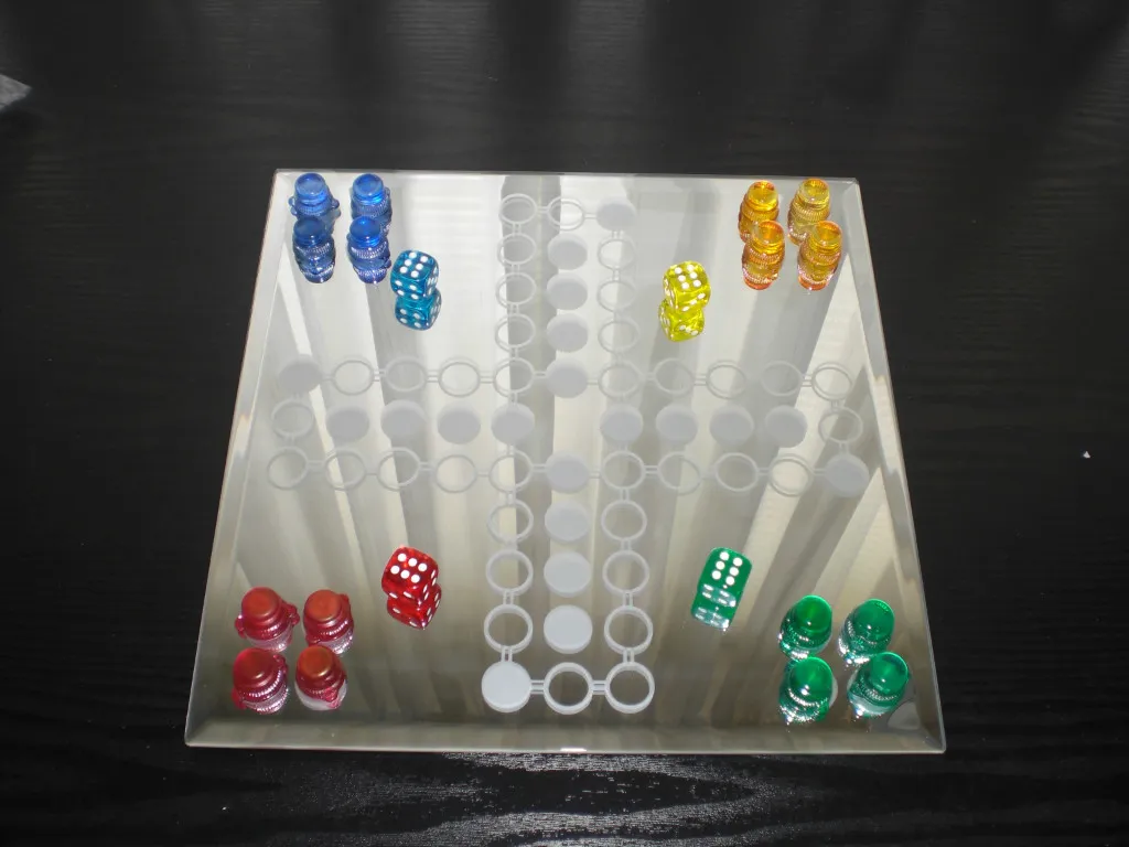 "Mensch Ärgere Dich nicht" Spiel aus Spiegelglas mit Figuren und Würfel. Hochwer